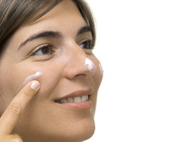 Bahaya di Balik Krim Pemutih Kulit