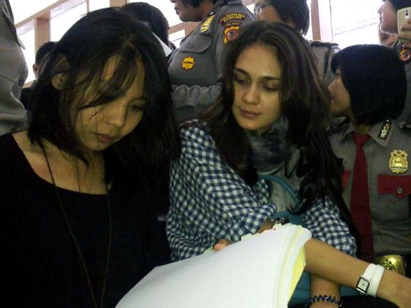 Luna Maya Bersaksi untuk Ariel