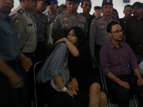 Luna Nangis di Sidang Ariel