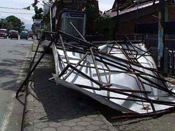 Papan Reklame Ambruk