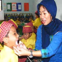 Permen dan Coklat Tidak Baik Bagi Kesehatan Gigi Anak