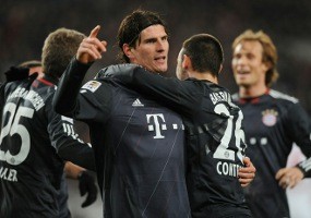 Gomez Hat-trick, Bayern Permalukan Stuttgart