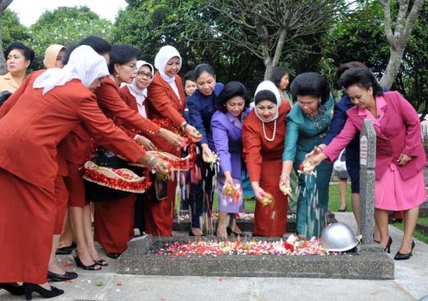 Ketua Umum Dharma Pertiwi Tabur Bunga