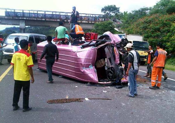 Mobil Travel Cipaganti Terguling