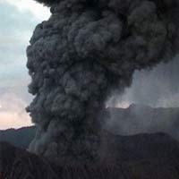 Bromo Semburkan Bebatuan yang Membara, Bak Kembang Api