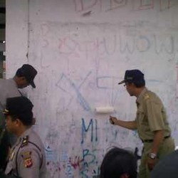 Tembok Bertuliskan Geng Motor Dicat Ulang