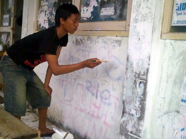Tembok Bertuliskan Geng Motor Dicat Ulang