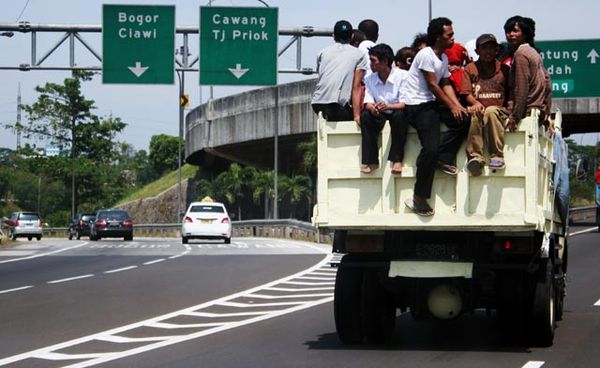 Menantang Maut di Jalan