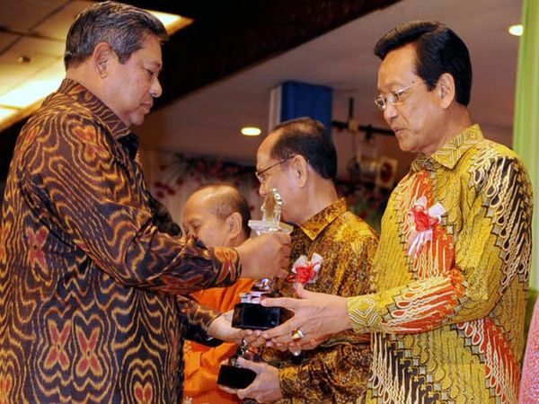 SBY-Sultan Bersalaman di Hari Ibu SBY-Sultan Bersalaman di Hari Ibu