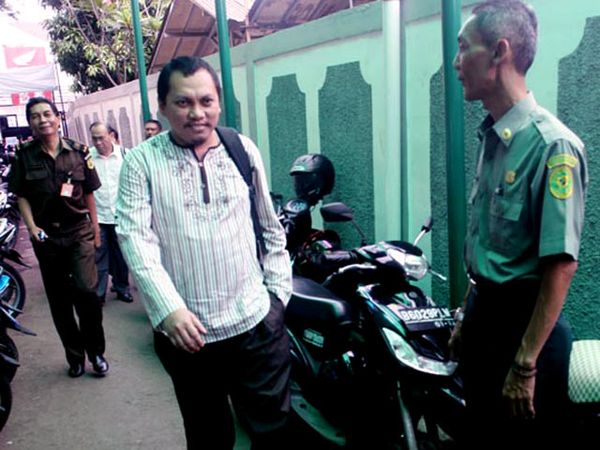 Berbaju Koko, Gayus Hadapi Tuntutan