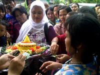 Tumpeng untuk PN Jakbar Dari Kaum Ibu