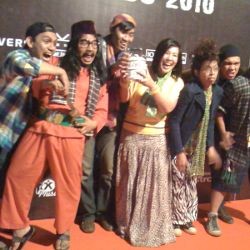 Ajoule Jiung Disomasi Karena Pakai Syair Tanpa Izin