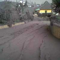 Jalan Menuju Bromo Diselimuti Abu, Licin Bila Hujan