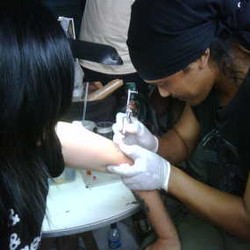 Aksara Kuno dalam Goresan Tato