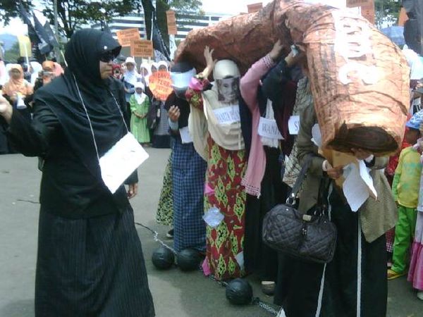 Peringati Hari Ibu, HTI Jabar Demo 