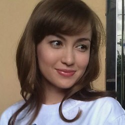 Rianti Cartwright Hadirkan Nyi Iteung Modern di Kabayan Jadi Milyuner