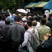 Hujan Deras di GBK, Ratusan Orang Tetap Setia Antre Tiket Final 