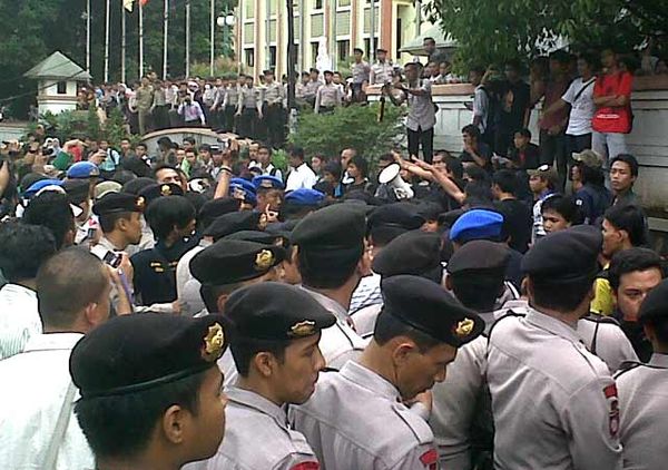 Demo Sambut Boediono di UIN Syarif Hidayatullah