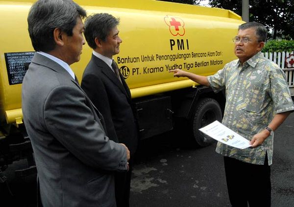PMI Terima Bantuan Mobil Tanki