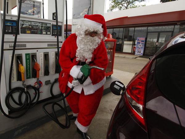 Ketika Santa Claus Jadi Petugas SPBU