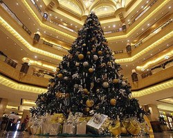 Wow, Pohon Natal Berhiaskan Berlian Hadir di Abu Dhabi
