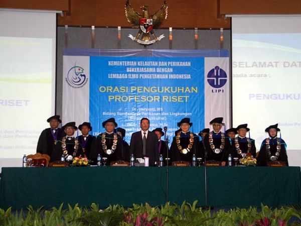 Fadel Hadiri Orasi Pengukuhan Profesor Riset.