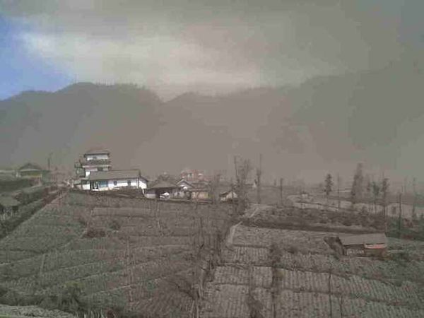 Sekitar Bromo Berselimut Abu