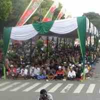 9999 Orang Makan Bubur Pecahkan Rekor MURI