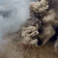 Gunung Bromo Masih Terus Semburkan Material Pijar