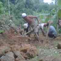 Bukit Dusun Karang Longsor, Warga Dua Dusun Terisolir
