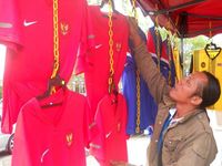 Pedagang Malaysia Jual Atribut Timnas Indonesia 