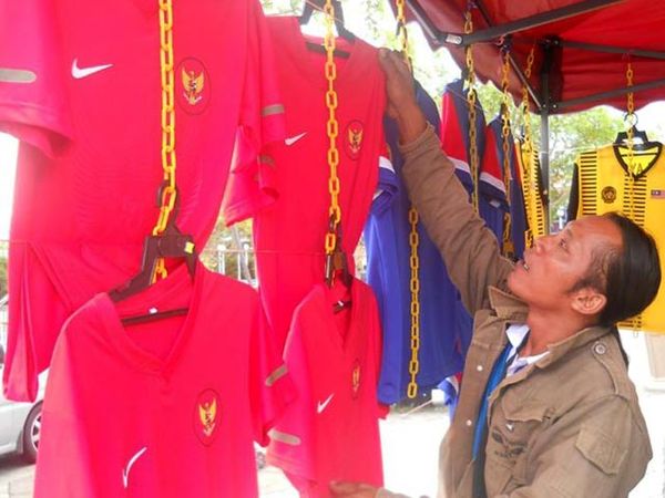 Pedagang Malaysia Jual Atribut Timnas Indonesia 