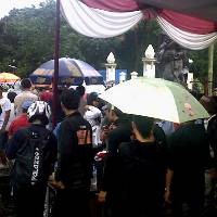 Hujan, Pengantre Tiket Banyak yang Bertahan