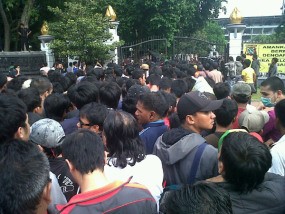 Antrean Panjang, Awas Copet