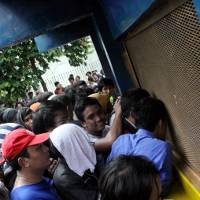 Antrean Memanas, Ada yang Menyerah