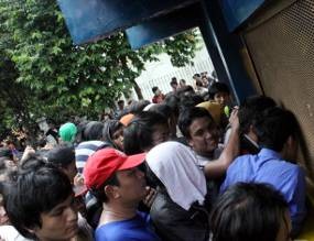 Antrean Memanas, Ada yang Menyerah