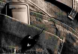 Mengantongi Ponsel di Celana Bisa Bikin Pria Mandul