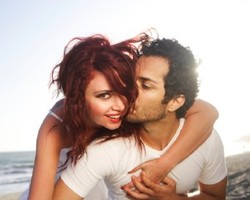 Wanita Berlipstik Merah Dapat Menarik Perhatian Pria