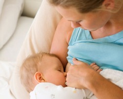 5 Tips Nyaman Menyusui di Tempat Umum 