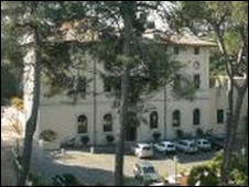 Kelompok Anarkis Italia Bertanggung Jawab atas Ledakan di Kedubes Swiss