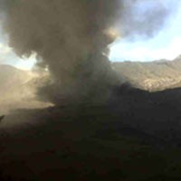 Guyuran Abu Makin Deras, Kawasan Wisata Bromo Lumpuh