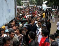 Pengamanan Loket Diperketat  dengan Anjing Pelacak