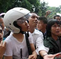 Panik Diserbu Suporter, Panitia Lemparkan Kupon ke Udara