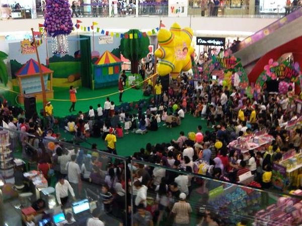Natal, Mall Ramai Pengunjung Natal, Mall Ramai Pengunjung