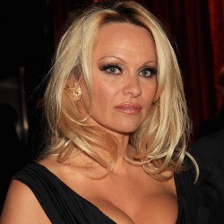 Pamela Anderson Nangis Saat Pertama Kali Pose Bugil