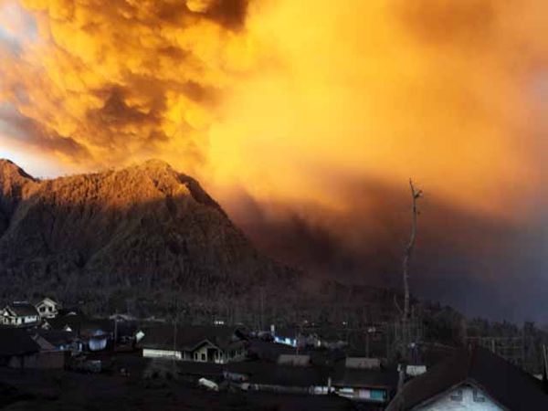 Semburan Abu Bromo Dikala Senja