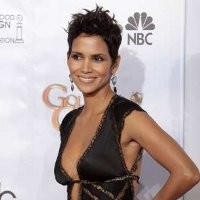Halle Berry Angkut Pohon Natal di Atap Lexus Hybrid