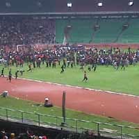 Sampah Plastik & Sendal Jepit Bertebaran di Lapangan GBK