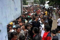 Hujan Deras, Pengantre Tiket di Stadion GBK Tetap Bertahan