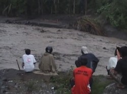 Puluhan Penambang Berlarian Panik, Jalur Semarang-Yogya Buka-Tutup